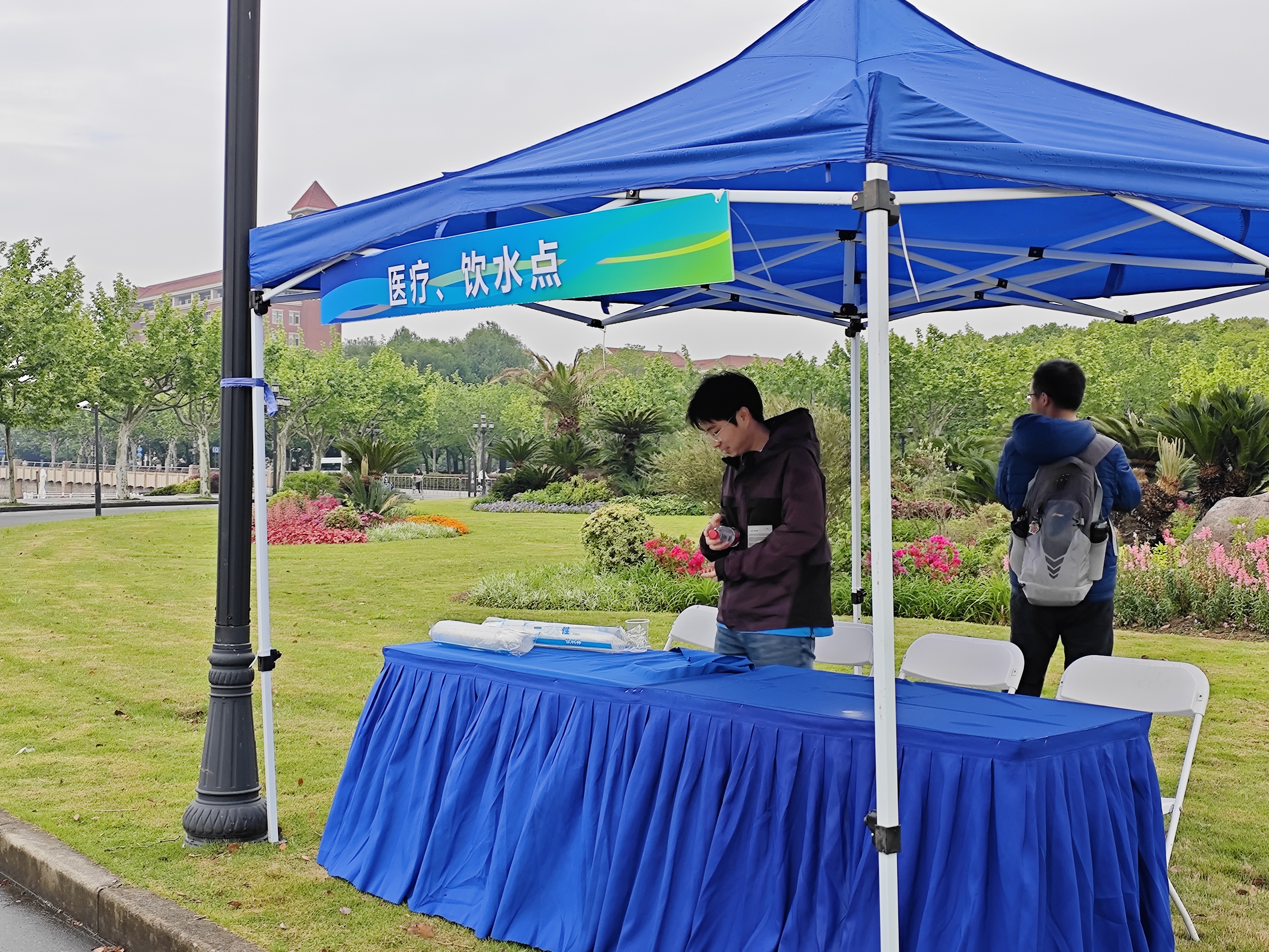 64_其他照片_五一长跑节志愿者 .jpg