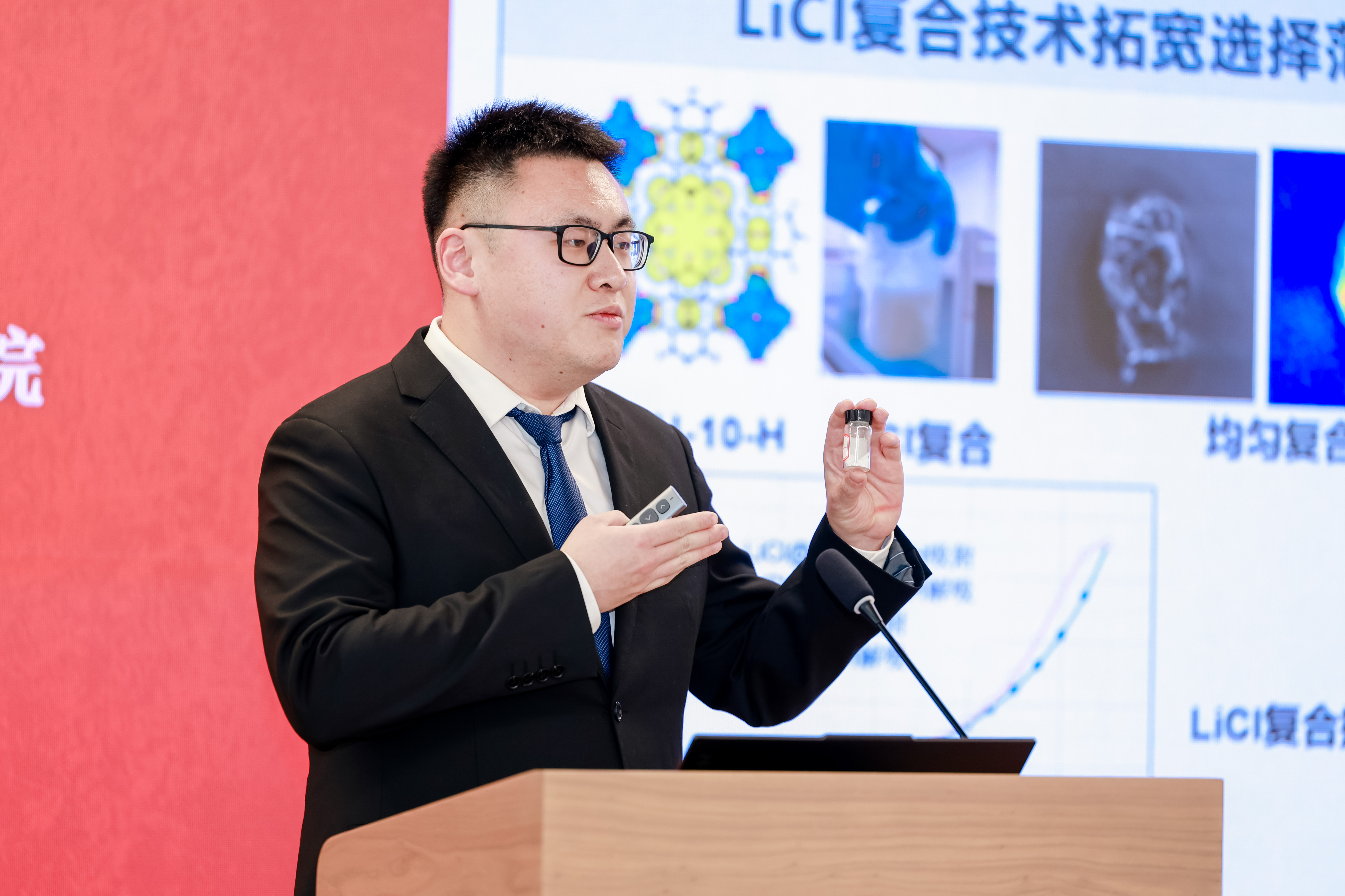 图5 邵昭个人答辩照.jpg