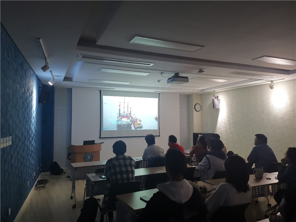 1607307788508008.jpg 【图12】观看《港珠澳大桥》纪录片.jpg