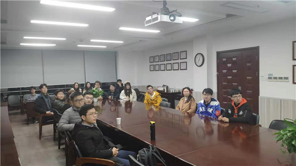 1607395218975898.jpg 图2 全体同学观看影片.jpg