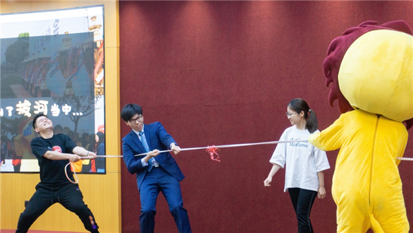 1620629139598278.jpg 图5 锤锤表演.jpg