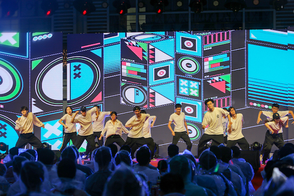 1624866728374990.jpg 图2 525街舞社开场表演.jpg