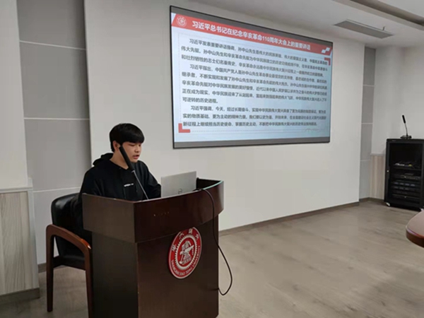 1636014202811669.jpg 图2-褚嘉燚进行党课分享.jpg