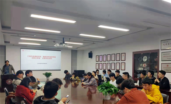 1638322531762770.jpg 图片3.国奖得主与同学交流互动.jpg