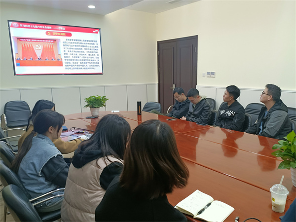 1638324051248130.jpg 图2 党支部书记带领支部党员学习十九届六中全会精神.jpg