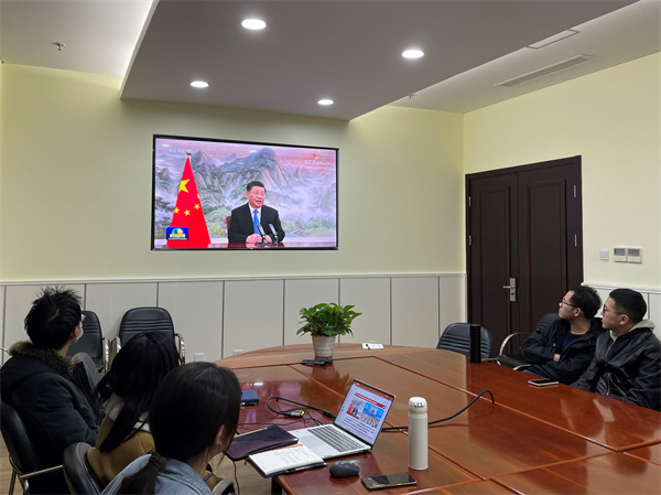 1638324098390059.jpg 图4 支部党员观看《让开放的春风温暖世界》主旨演讲.jpg