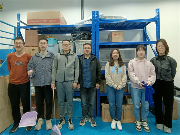 1638324410676257.jpg 图3 工热所董威老师课题组学生党员清扫买球官方网站C楼152实验室合影.jpg