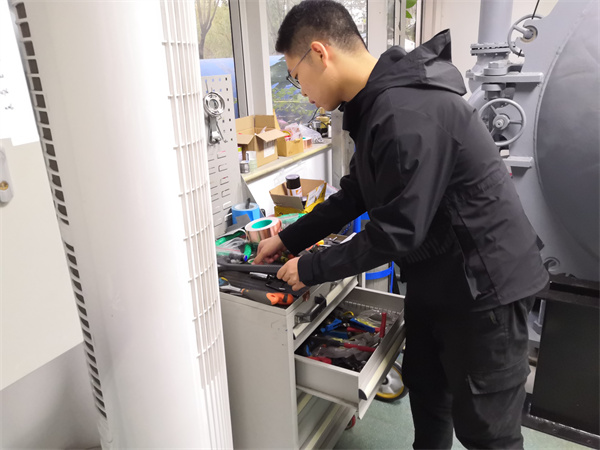 1638324424639434.jpg 图4 工热所马海腾老师课题组学生党员清扫航空航天学院B127实验室照片.jpg