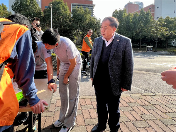 1638515973624320.jpg 图7 林校长和点位上的志愿者交流.jpg