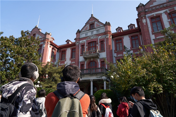 1638852593115427.jpg 图1 同学们参观老图书馆.jpg