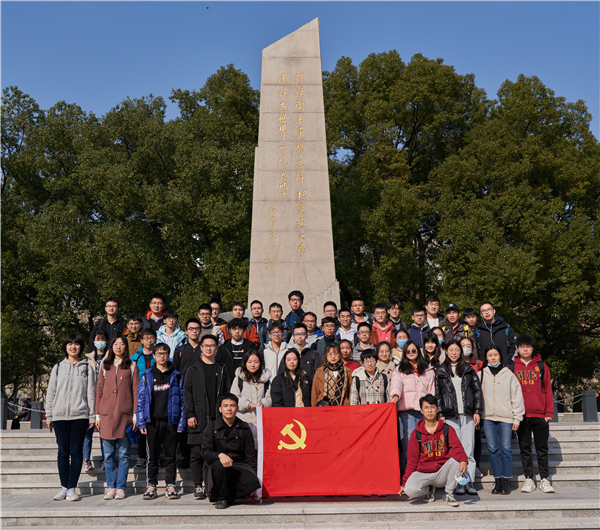 1638852614734050.jpg 图3 百年校庆纪念碑前合影.jpg