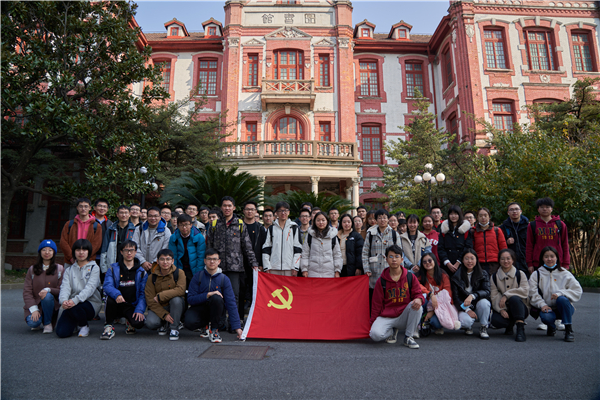 1638852624453931.jpg 图4 老图书馆前合影.jpg