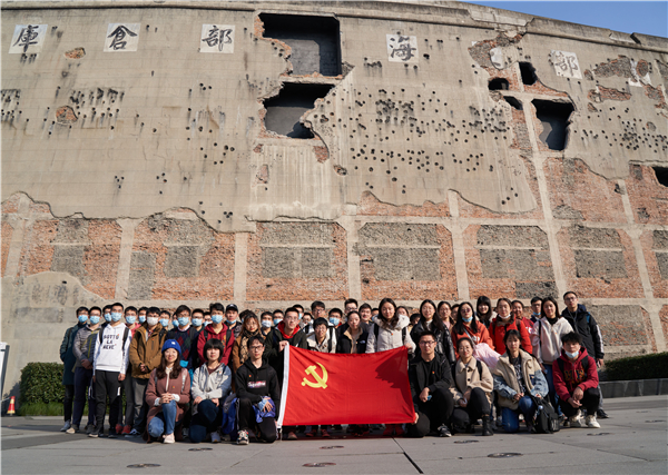 1638852634680160.jpg 图5 四行仓库前合影.jpg