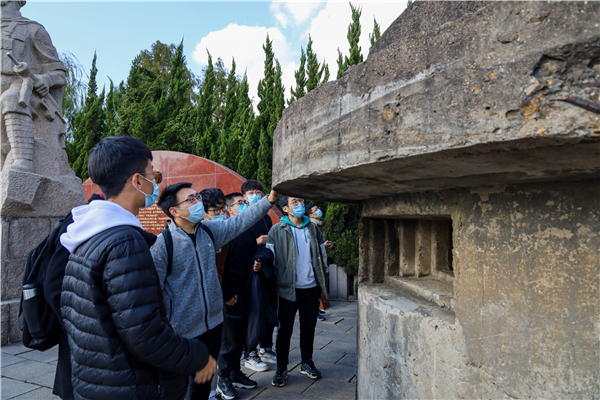 1638856310350975.jpg 图2 支部成员查看碉堡现状.jpg