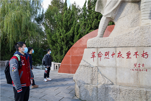 1638856328961558.jpg 图4 支部成员瞻仰烈士纪念碑.jpg