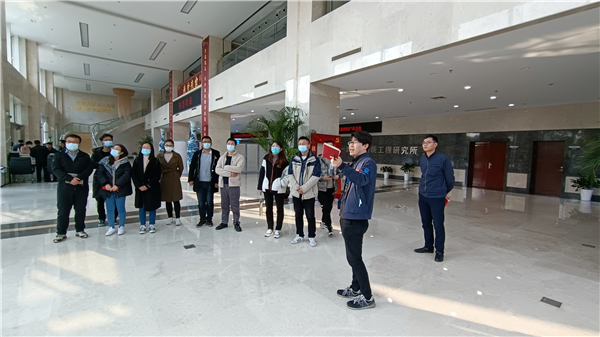 1638963834926585.jpg 图1 支部成员专心聆听李工程师讲解.jpg