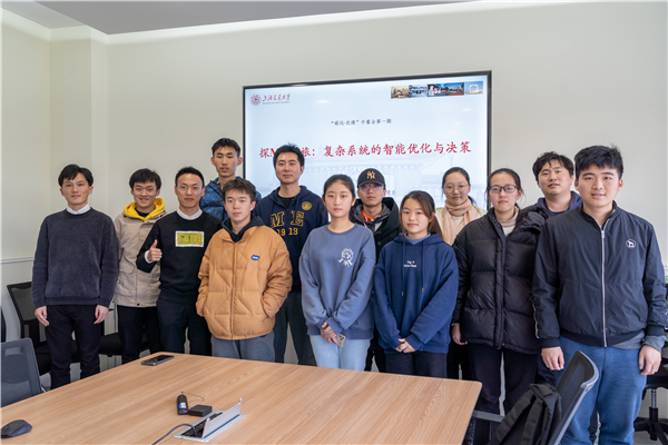 1640350710672191.jpg 图一:秦威与同学们的合影.jpg