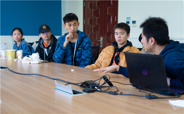 1640350732276807.jpg 图三:秦威在与同学讨论问题.jpg