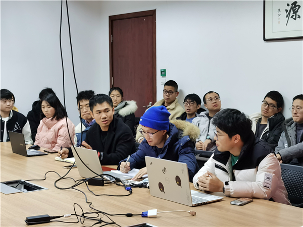 1640673202736649.jpg 图2-徐德辉为支部做年终总结.jpg