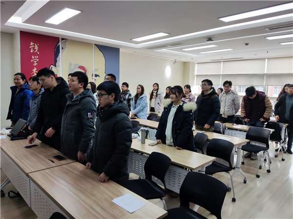 1640777944686127.jpg 图7 党员合唱国歌.jpg