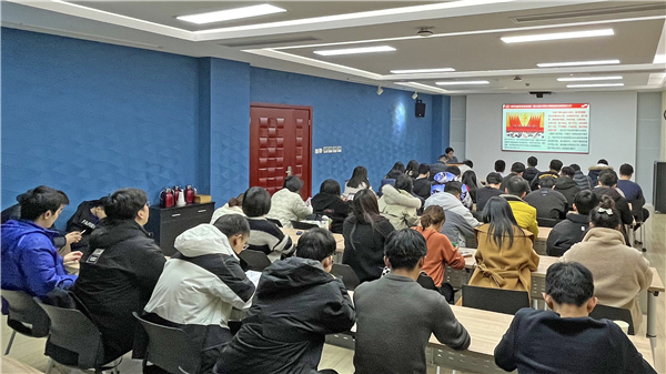 1646014067941851.jpg 图2+与会党员学习习近平总书记的重要文章.jpg