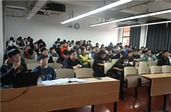 1648551703865684.jpg 图2 21级同学在认真听讲.jpg