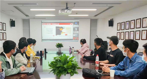1667300734540667.jpg 图5-2参会师生认真聆听微党课.jpg
