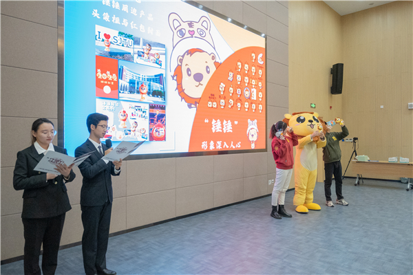 1669774792497373.jpg 图2:演讲过程.jpg