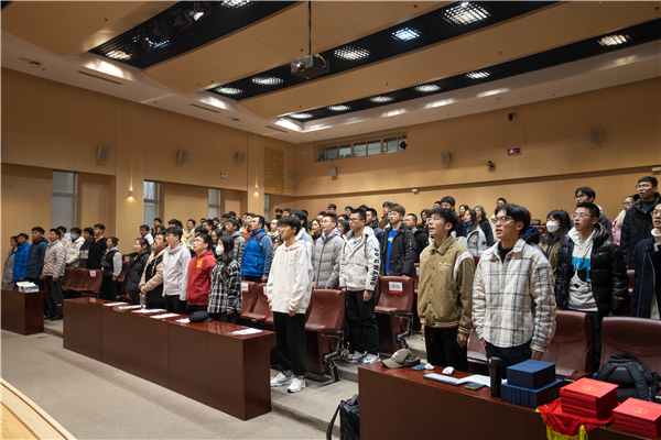 1677150684380297.jpg 图1 奏唱国歌.jpg