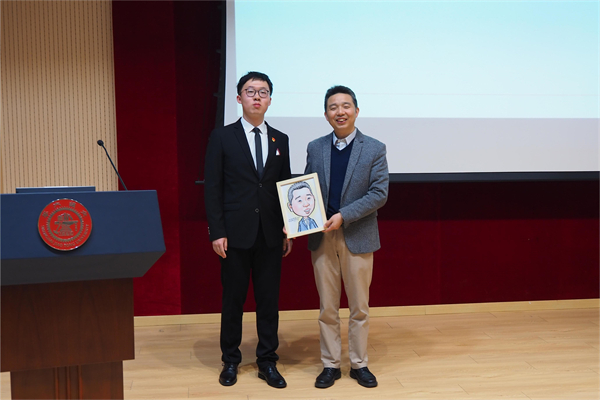 1679571307833078.jpg 7、徐军校友与漫画合影.jpg