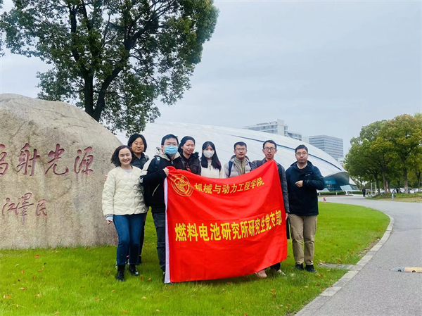 1680008389212318.jpg 图4+上海光源外景合照.jpg