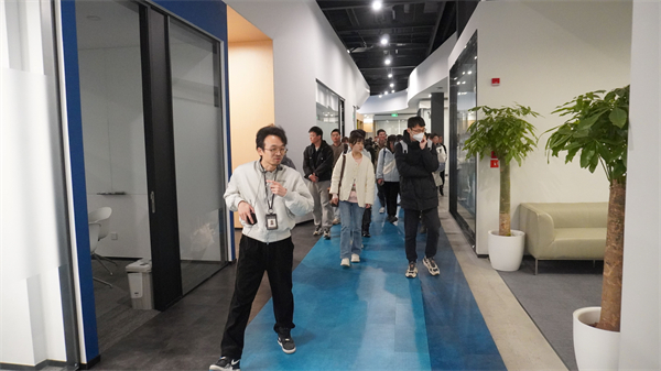 1680008460958423.jpg 图10+参观重集团办公环境.jpg