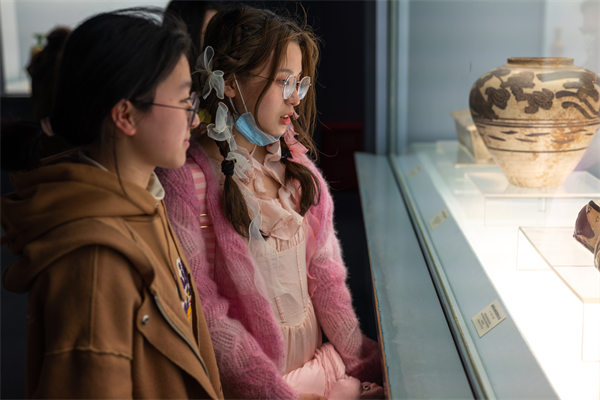 1680518641830098.jpg 3-陶瓷馆参观.jpg