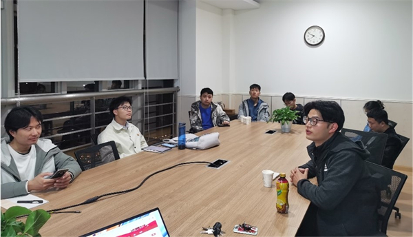 1680518964488022.jpg 图4 支部党员汇报学习情况.jpg