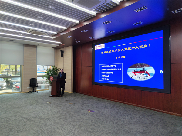 1698673011570024.jpg 图2 高峰老师与同学们交流.jpg