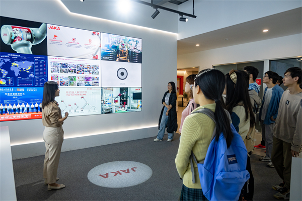 1698768138731521.jpg 图1-许惠向机器人所新生介绍节卡机器人有限公司概况.jpg