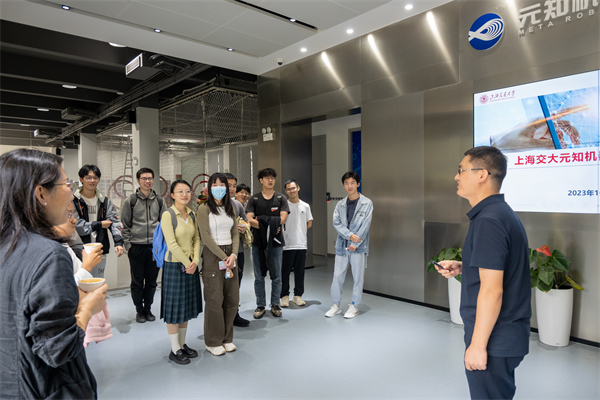 1698768167785875.jpg 图3-郭伟超向机器人所新生介绍元知机器人研究院概况.jpg