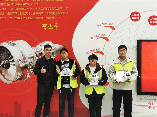 1702697985676407.jpg 图5 中国航发制造装配中心党支部赠与支部成员纪念品.jpg