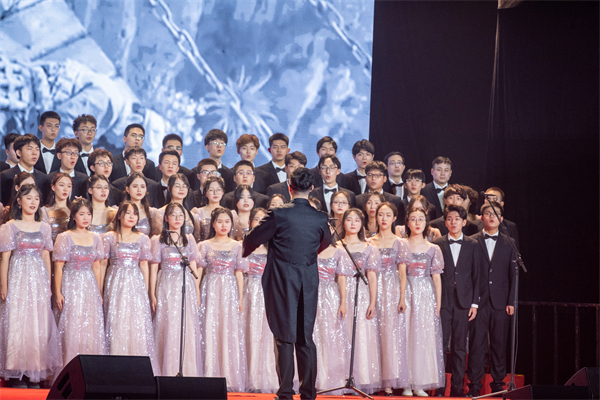 1702698204977092.jpg 指挥特写.jpg