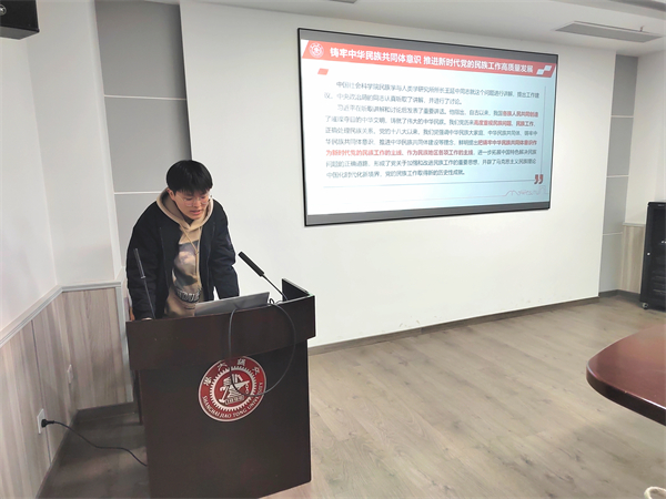 1703678667816156.jpg 图3-金康康同志带领大家学习.jpg