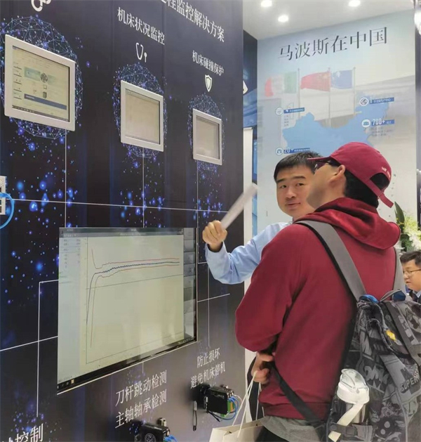 1713068098399844.jpg 图3-参观“数字化生产过程”展览.jpg