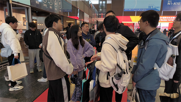 1713068120112178.jpg 图5-支部成员讨论交流.jpg