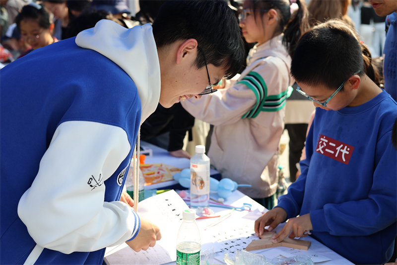 图四 同学挑战四巧板拼图.jpg