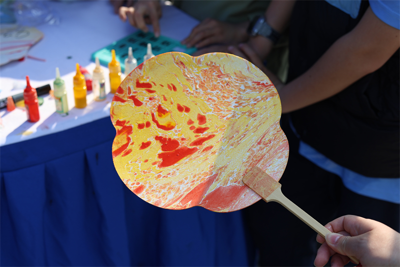 图六 参与者制作漆扇.jpg