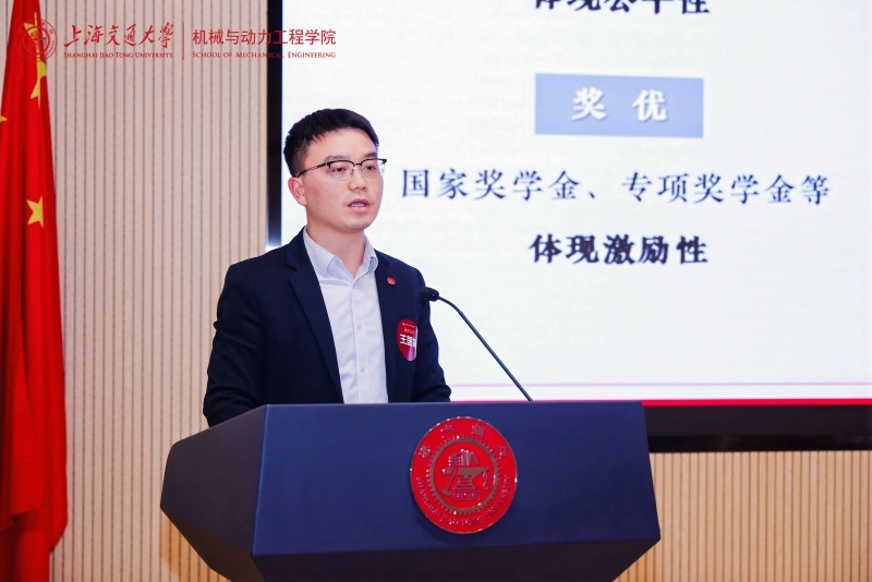 图四 王国锋老师作报告_resized.jpg