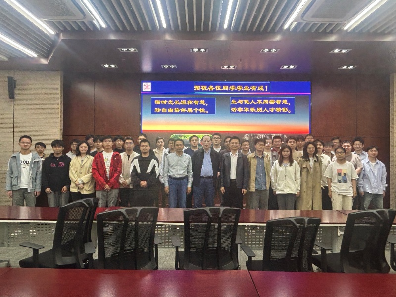 图5. 与会老师和同学合影留念_resized.jpg