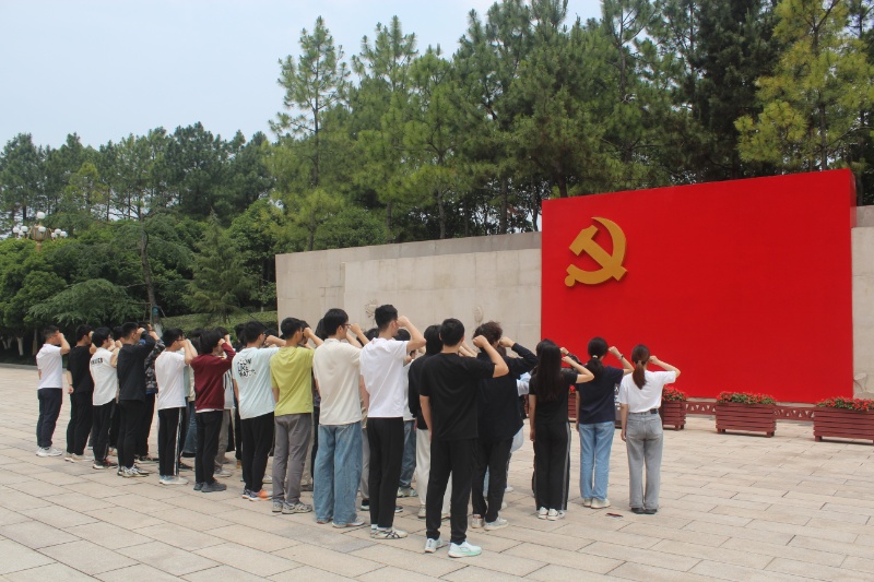 图3 宣誓照片_resized.JPG