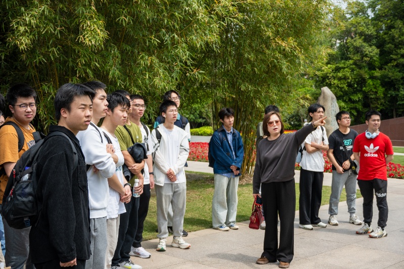 图6 朱晓丽介绍遗址_resized.jpg