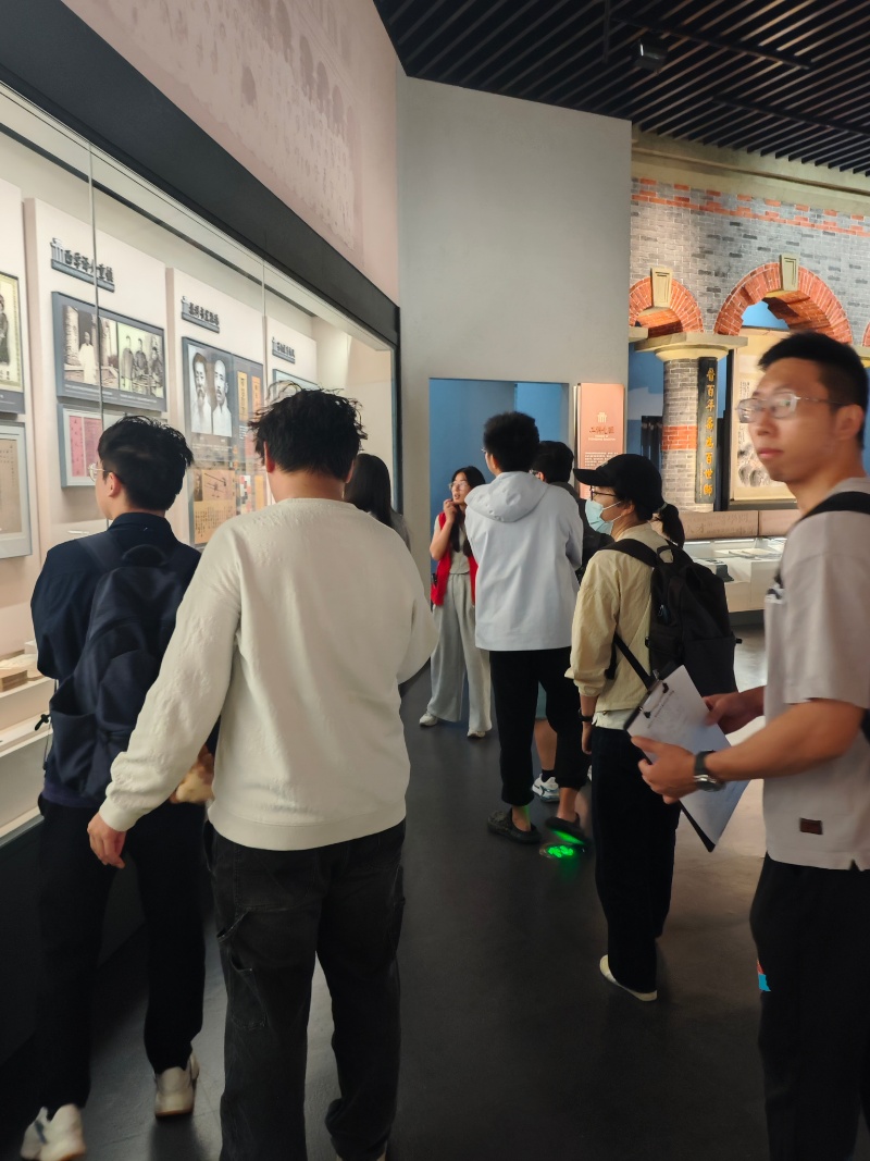 图1 参观展厅_resized.jpg