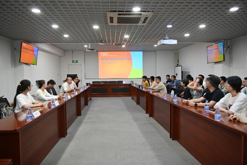 图4 座谈会_resized.JPG